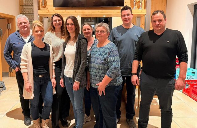 Von links nach rechts: Martin Moßburger (Kassier) Ines Breindl und Julia Götz (Vergnügungswartinnen), Isabell Grau (1. Vorsitzende), Kerstin Grabmann ( Beisitzerin), Gabi Sporer (Schriftführerin), Christopher Schmidt (Beisitzer) Nicht auf dem Bild: Stefan Edenharder (Beisitzer)